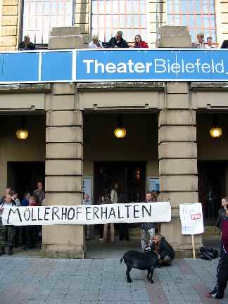 Protest vor dem Stadttheater